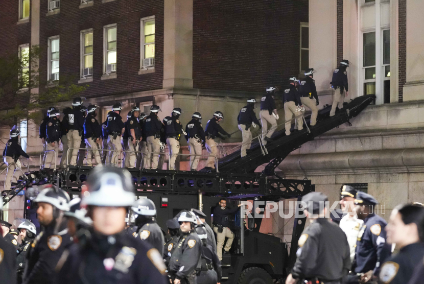 Petugas polisi Kota New York menggunakan tanjakan pada kendaraan lapis baja untuk memasuki Hamilton Hall di Universitas Columbia setelah pengunjuk rasa pro-Palestina membarikade diri. 