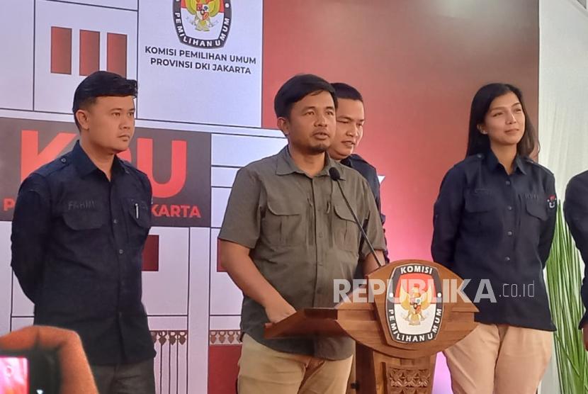 Komisioner KPU RI Idham Holik saat memantau proses pendaftaran pasangan calon gubernur dan wakil gubernur di Kantor KPU Provinsi DKI Jakarta, Jakarta Pusat, Selasa (27/8/2024).