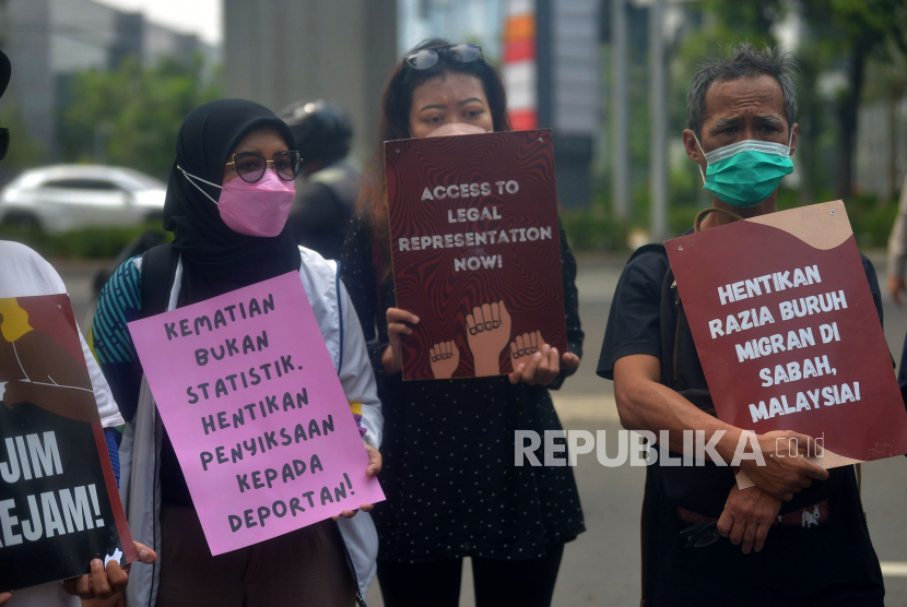 Sejumlah orang yang tergabung dalam koalisi buruh migran berdaulat melakukan aksi di depan kantor Kedutaan Besar Malaysia, Jakarta, Jumat (24/6/2022). Dalam aksinya mereka memprotes pihak Malaysia terkait penyiksaan dan kematian Buruh Migran dalam Pusat Tahanan Imigrasi di Sabah, Malaysia.Prayogi/Republika