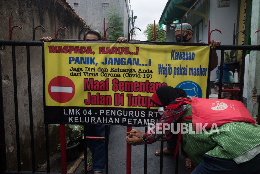 Ada 16 provinsi yang kasus Covid-19 mulai menurut, salah satunya adalah DKI Jakarta. Foto, warga menutup jalan saat sosialisasi pelaksanaan PSBL di RT 05 RW 04, Petamburan, yang merupakan wilayah zona merah COVID-19 di Jakarta.