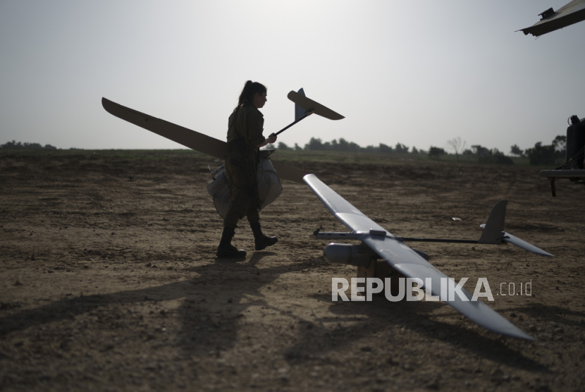 Seorang tentara Israel mempersiapkan drone untuk diluncurkan di dekat perbatasan Israel-Gaza, Israel selatan, Selasa, (9/1/2024).