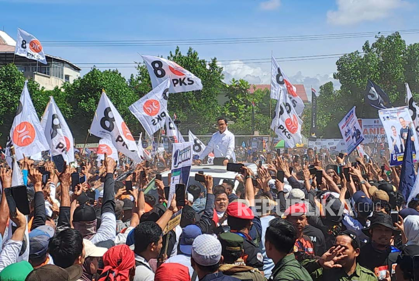Capres nomor urut 1 Anies Baswedan saat melakukan kegiatan kampanye akbar di Mataram, Nusa Tenggara Barat (NTB), Selasa (6/2/2024).