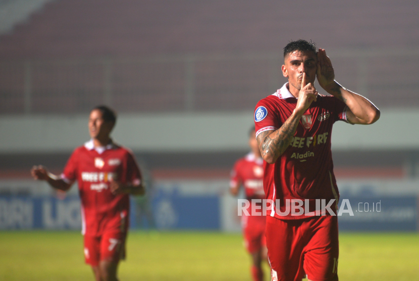 Penyerang Persis Solo, Rodriguez melakukan selebrasi usai mencetak gol ke gawang Rans Nusantara FC pada lanjutan pertandingan BRI Liga 1 di Stadion Maguwoharjo, Sleman, Yogyakarta. Pertandingan pekan ke-12 jadi saksi gemilangnya pelatih anyar Persis Solo Leonardo Medina. Bermain di Stadion Maguwoharjo, Persis membawa pulang kemenangan besar dengan hasil 6-1 atas Rans Nusantara FC, Selasa (6/12) malam.