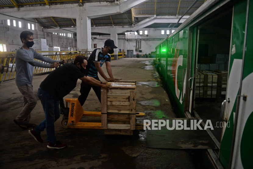 Pekerja memasukan boks berisi kiriman barang ke dalam gerbong kereta api di Stasiun Jakarta Gudang, Jakarta, Sabtu (15/1/2022). PT Kereta Api Indonesia (Persero) atau KAI melihat layanan angkutan barang makin potensial. 