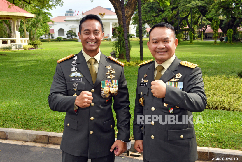  Foto selebaran yang disediakan oleh Istana Kepresidenan Indonesia menunjukkan Panglima TNI yang baru, Jenderal Andika Perkasa (kiri), dan Panglima Angkatan Darat Dudung Abdurachman (kanan), berpose untuk foto setelah upacara pelantikan mereka di istana kepresidenan di Jakarta, Rabu (17/11).