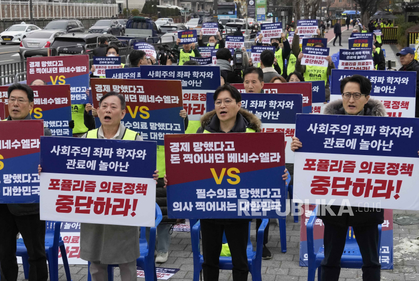 Anggota Asosiasi Medis Korea melakukan unjuk rasa menentang pemerintah terkait peningkatan kuota kedokteran. 