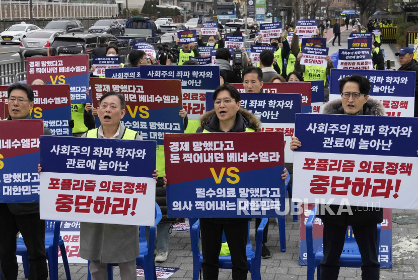 Ribuan calon dokter di seluruh Korea Selatan berunjuk rasa memprotes rencana kenaikan jumlah penerimaan dokter baru. 