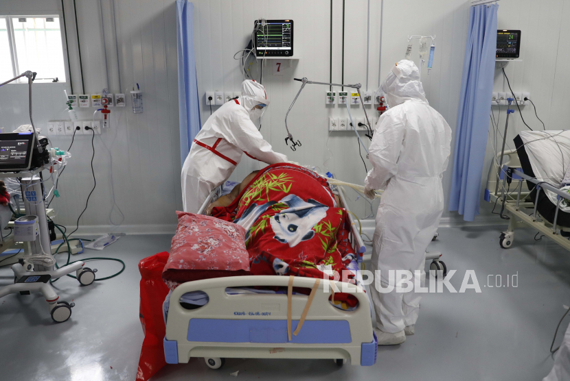  Perawat melepas ventilator dan peralatan lain dari pasien Covid-19 yang meninggal beberapa menit sebelumnya di ICU Rumah Sakit Nasional di Itagua, Paraguay, Senin, 7 September 2020.