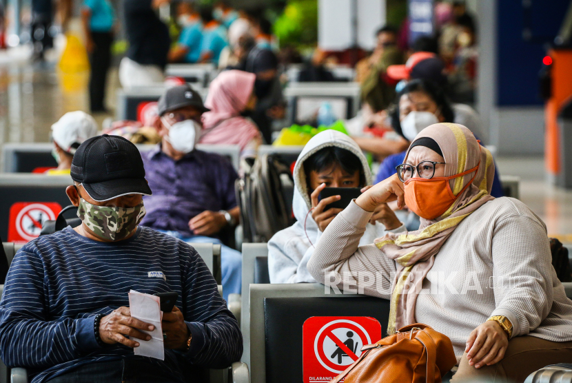 Penumpang menunggu kereta api di Stasiun Pasar Senen, Jakarta, Ahad (18/4/2021). Adanya larangan pemerintah untuk mudik pada tanggal 6 hingga 17 Mei mendatang, membuat sebagian warga memilih mudik lebih awal dan dalam satu pekan terakhir jumlah penumpang di stasiun tersebut berkisar antara 1.000-2.500 penumpang per hari. 
