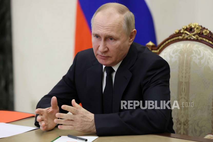  Presiden Rusia Vladimir Putin memimpin rapat Dewan Keamanan melalui konferensi video di Moskow, Rusia, Selasa, 6 Desember 2022.