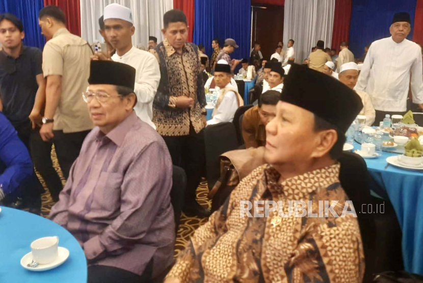 Presiden RI Ke-6 sekaligus Ketua Majelis Tinggi Partai Demokrat, Susilo Bambang Yudhoyono (SBY) dan Menteri Pertahanan sekaligus capres Pilpres 2024, Prabowo Subianto saat menghadiri acara bertajuk Silaturahmi Ulama dan Tokoh Masyarakat Aceh - Mengenang 19 Tahun Tsunami Aceh di sebuah hotel di Kota Banda Aceh, Selasa (26/12/2023). 
