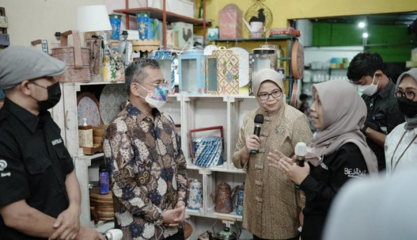 Wamenkeu RI, Suahasil Nazara, berkunjung ke Workshop Wastraloka di Klaten, Jawa Tengah, Jumat (8/7/2022). (Kemenkeu)