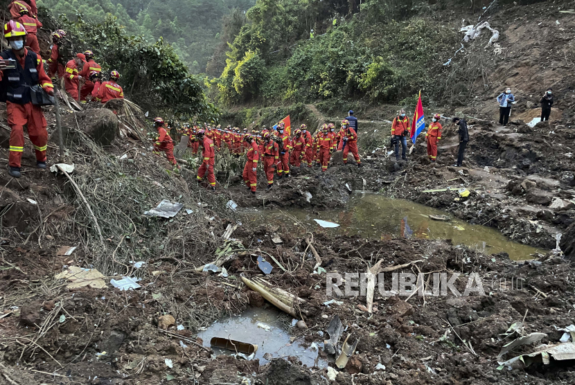 Dalam foto yang dirilis oleh Kantor Berita Xinhua, tim penyelamat melakukan operasi pencarian di lokasi kecelakaan pesawat di Kabupaten Tengxian di Daerah Otonomi Guangxi Zhuang, China selatan, Selasa, 22 Maret 2022.
