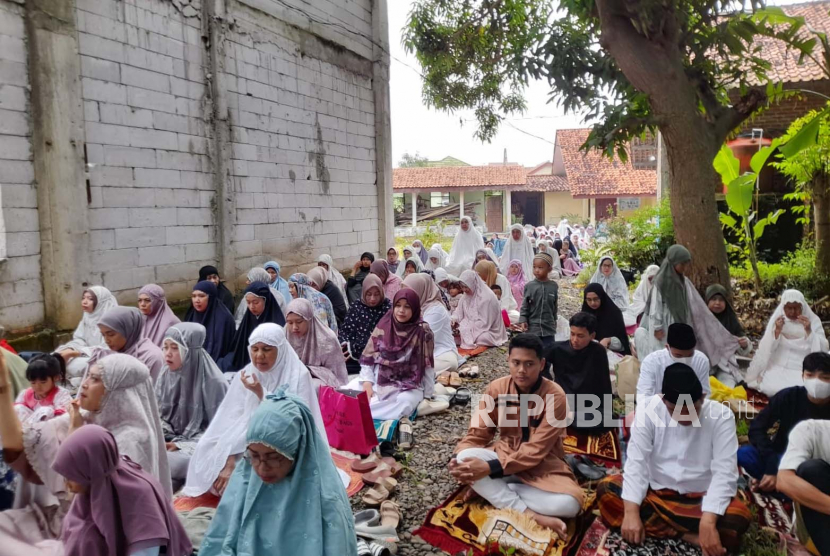 Ratusan umat Islam melaksanakan sholat Idul Fitri di halaman Gedung Dakwah Muhammadiyah Indramayu, Jumat (21/4/2023).