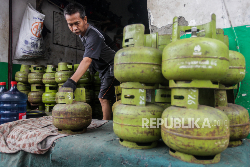 Pekerja mengangkut tabung gas LPG 3 kg di Jakarta, Rabu (3/1/2024).