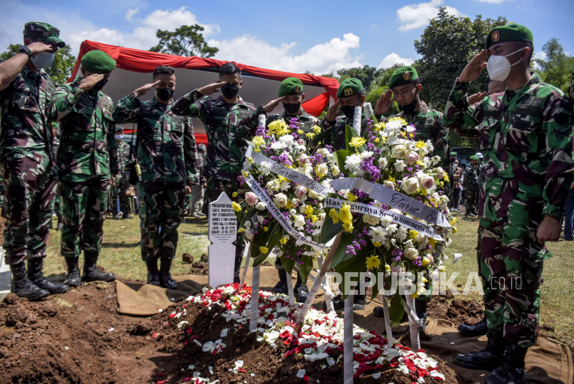 Sejumlah prajurit TNI melakukan penghormatan di makam almarhum Sertu Anumerta M Rizal Maulana Arifin usai upacara pemakaman secara militer di Taman Makam Pahlawan (TMP) Cikutra, Kota Bandung, Sabtu (29/1/2022). Sertu Anumerta M Rizal Maulana Arifin merupakan salah satu dari tiga prajurit TNI yang gugur saat tugas dalam baku tembak dengan Kelompok Kriminal Bersenjata (KKB) di Distrik Gome, Kabupaten Puncak, Papua pada Kamis (27/1/2022) pagi. Upacara pemakaman tersebut dipimpin langsung oleh Kepala Staf Angkatan Darat (KSAD) Jenderal TNI Dudung Abdurachman sekaligus pemberian kenaikan pangkat serta santunan kepada keluarga yang ditinggalkan. Foto: Republika/Abdan Syakura