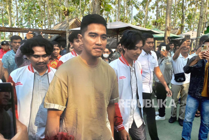 Ketua Umum Partai Solidaritas Indonesia (PSI) Kaesang Pangarep berkunjung ke Kota Tasikmalaya, Jawa Barat, Senin (9/10/2023), dan bertemu dengan para pemuda.