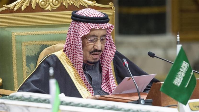 Raja Arab Saudi Salman bin Abdulaziz pada Selasa (7/9) memberhentikan direktur keamanan publik negara itu dan mengarahkannya untuk diselidiki.