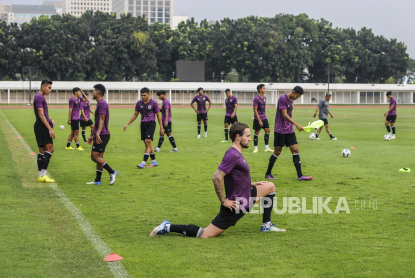 Para pesepak bola timnas Indonesia U-23 melakukan pemanasan sebelum latihan di Stadion Madya, Senayan, Jakarta, Selasa (12/4/2022). Latihan tersebut dilakukan jelang perhelatan SEA Games 2021 yang akan digelar di Hanoi, Vietnam.