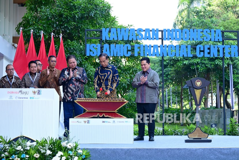 Presiden Joko Widodo (kedua kanan) memukul alat musik gambang didampingi Menko Perekonomian Airlangga Hartarto (ketiga kanan), Menteri BUMN Erick Thohir (kanan), (Pj) Gubernur DKI Jakarta Heru Budi Hartono (keempat kiri), Dirut BSI Hery Gunardi (kedua kiri), Dirut Danareksa Yadi Jaya Ruchandi (ketiga kiri) dan Dirut PP Novel Arsyad (kiri) saat meresmikan Kawasan Indonesia Islamic Financial Center di gedung Menara Danareksa, Jakarta, Selasa (17/9/2024). Jokowi menilai adanya kawasan tersebut dapat mendorong perkembangan ekonomi syariah, sehingga akan mendorong industri halal mulai dari fesyen hingga wisata halal.