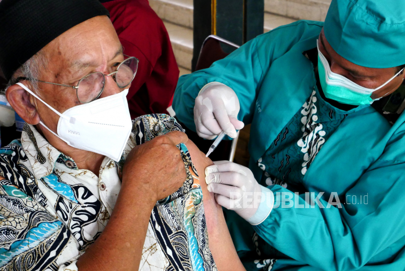 Warga mengikuti vaksinasi Covid-19 massal di Ambarukmo Plaza, Yogyakarta, Jumat (6/8). Selama dua hari 1.000 warga menjadi target vaksinasi. Yogyakarta menjadi salah satu wilayah yang mempercepat proses vaksinasi. Dengan target setiap hari sebanyak 6.000 penyuntikan vaksin.