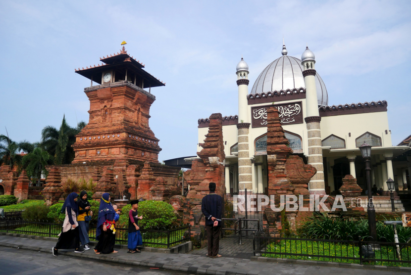 Warga berwisata rohani di Masjid Menara Kudus, Jawa Tengah, Jumat (1/4/2022). Masjid ini dipercaya merupakan peninggalan salah satu Wali Songo, yakni Sunan Kudus. 