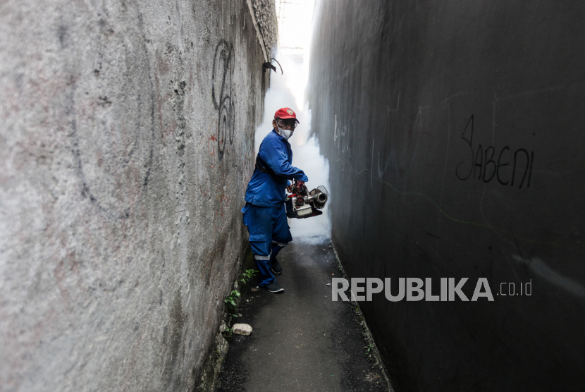 Petugas melakukan pengasapan (fogging) pada kawasan pemukiman padat penduduk untuk mencegah penyebaran penyakit Demam Berdarah Dengue (DBD) di Tanah Abang, Jakarta, Kamis (18/4/2024).