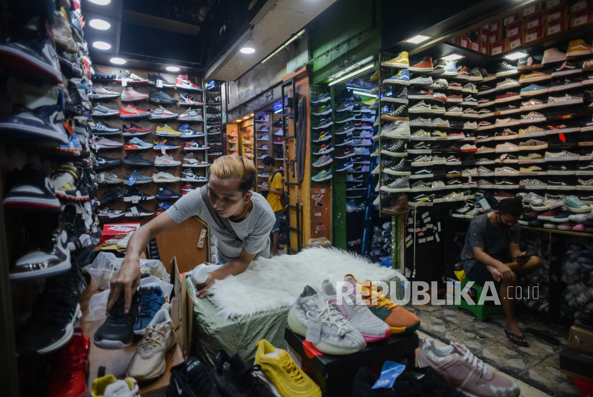 Pedagang beraktivitas di gerai toko sepatu di kawasan Taman Puring, Jakarta. ilustrasi Republika/Thoudy Badai
