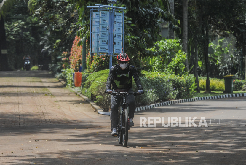 Pengunjung menaiki sepeda di Taman Margasatwa Ragunan, Jakarta. Belakangan marak terjadi aksi kejahatan ke pesepeda di jalanan.