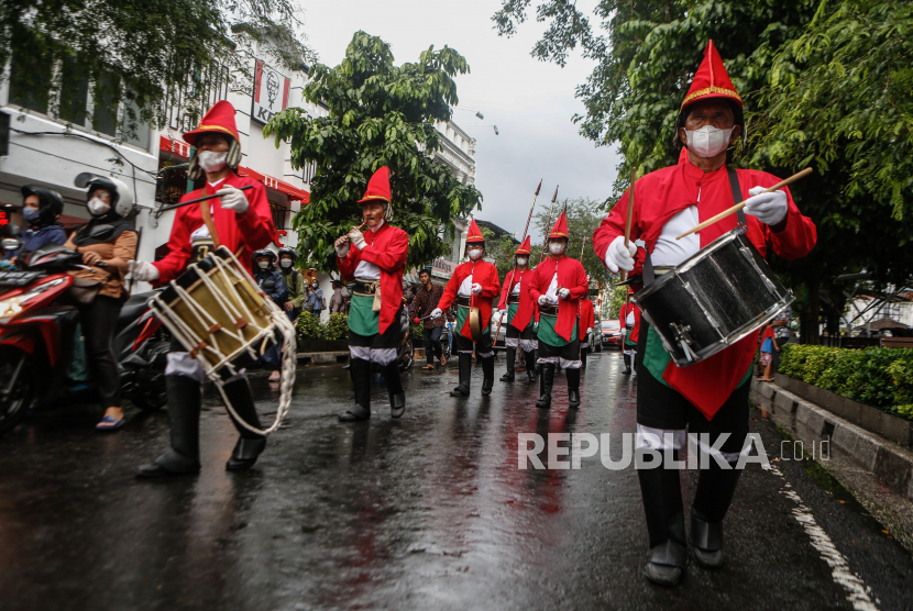 Bregada melakukan kirab pergantian prajurit jaga Kraton Yogyakarta di kawasan Malioboro, Yogyakarta, Kamis (8/9/2022). Upacara pergantian Bregada jaga ini merupakan tradisi keraton Yogyakarta setiap selapan atau 35 hari sekali untuk mempromosikan wisata Yogyakarta. 