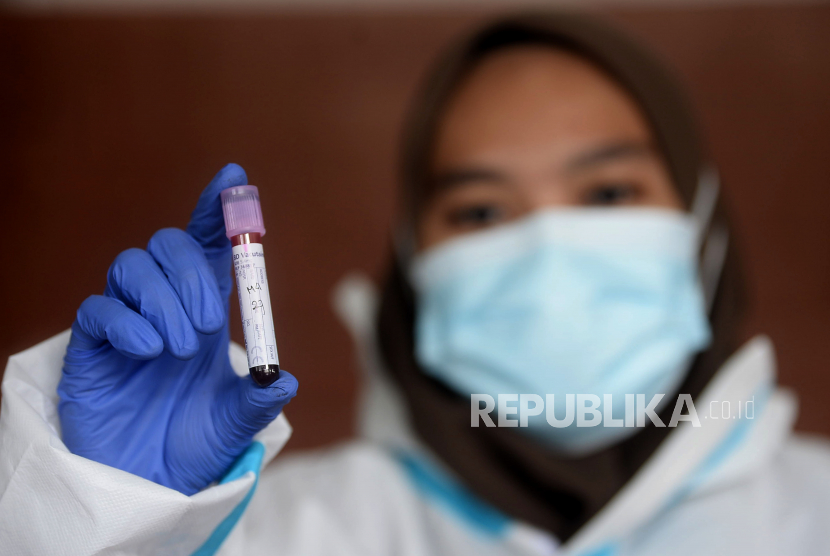 Petugas kesehatan menunjukan sampel darah warga yang mengikuti rapid test gratis di Stadion Patriot Chandrabaga, Bekasi, Jawa Barat, Senin (2/11). Pemerintah Kota Bekasi memfasilitasi rapid test gratis di puskesmas dan di Stadion Patriot Chandrabaga bagi warga Bekasi yang baru pulang kampung atau dari luar kota. Hal ini untuk menghindari peningkatan kasus Covid-19.Prayogi/Republika.