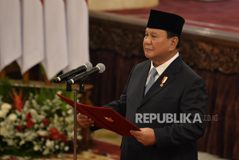 Presiden Prabowo Subianto saat melantik menteri dan kepala lembaga tinggi negara Kabinet Merah Putih di Istana Negara, Jakarta, Senin (21/10/2024). Presiden Prabowo melantik 53 menteri dan kepala badan negara setingkat menteri dalam Kabinet Merah Putih periode 2024-2029.