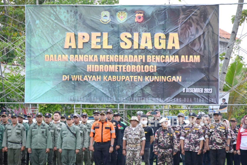 Apel kesiapsiagaan bencana hidrometeorologi tanah longsor dan banjir di Kabupaten Kuningan, Jawa Barat, Jumat (8/12/2023). 