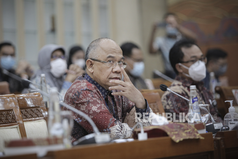 Direktur Utama PT ASABRI (Persero) Wahyu Suparyono mengikuti rapat dengar pendapat dengan Komisi VI DPR di Kompleks Parlemen, Senayan, Jakarta, Rabu (9/6/2021). Rapat tersebut membahas kinerja perusahaan ASABRI.