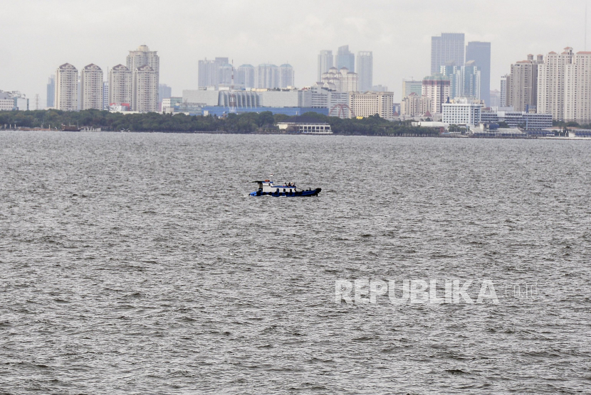 Kapal berlayar di laut dengan latar belakang gedung bertingkat di kawasan Tanjung Priok, Jakarta, Kamis (10/11/2022). Kanselir Jerman Olaf Scholz mengungkapkan, negara anggota G7 telah sepakat untuk membentuk Climate Club atau Klub Iklim internasional.