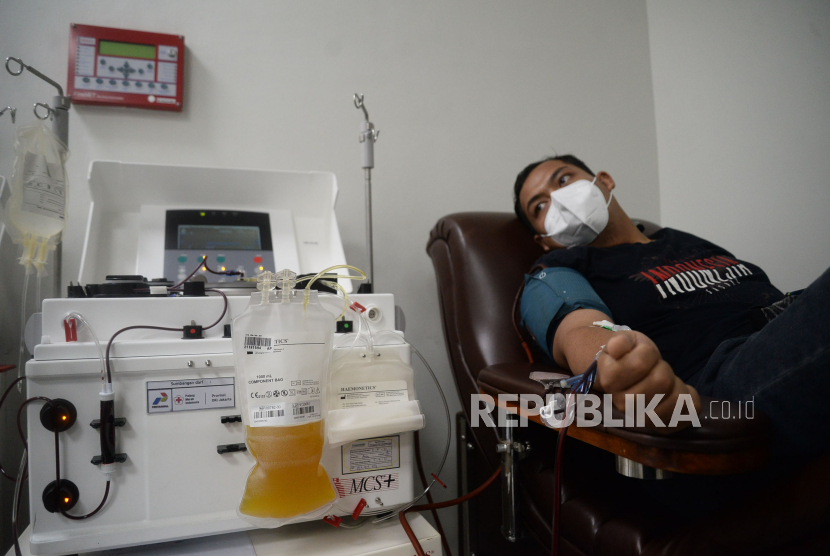 Warga penyintas COVID-19 mendonorkan plasma darahnya di Sentra Donor Plasma konvalesen Stasiun MRT Dukuh Atas BNI, Jakarta, Selasa (24/8). Kegiatan Donor Plasma tersebut merupakan rangkaian dari berbagai program serta komitmen PT MRT Jakarta (Perseroda) dalam membantu pemerintah menanggulangi pandemi COVID-19. Tercatat sebanyak 35 orang yang telah menajalani screening mendonorkan plasmanya.Prayogi/Republika