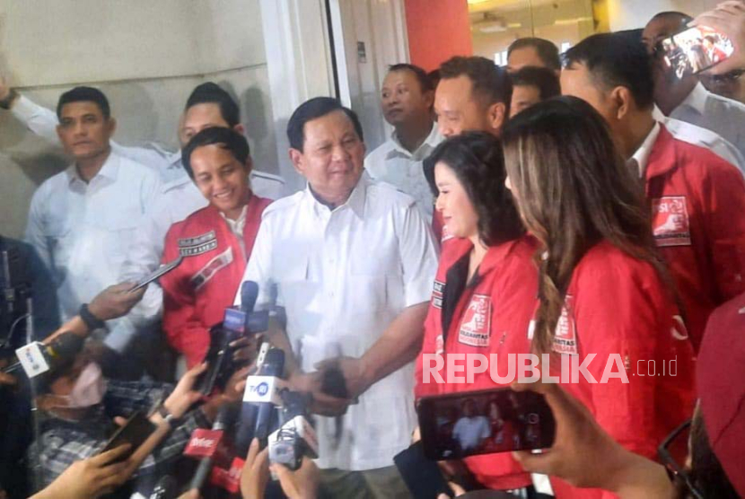 Calon presiden dari Partai Gerindra, Prabowo Subianto bersama pengurus DPP Partai Solidaritas Indonesia (PSI) menyambut keterangan pers usai menggelar pertemuan tertutup selama satu jam di Kantor DPP PSI, Jakarta Pusat, Rabu (2/8/2023).