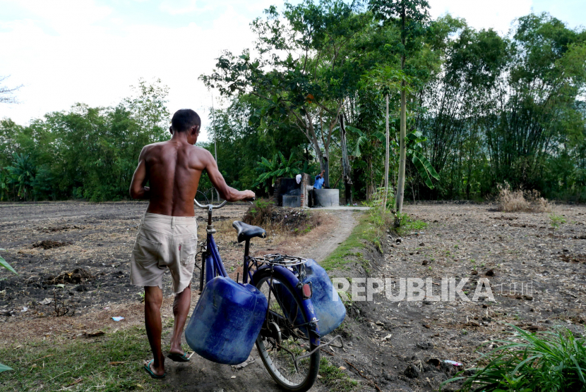 Warga menggunakan sepeda mengambil air di sumur untuk umum warga Dusun Sawit, Bayat, Klaten, Jawa Tengah, Rabu (15/9). (Ilustrasi)