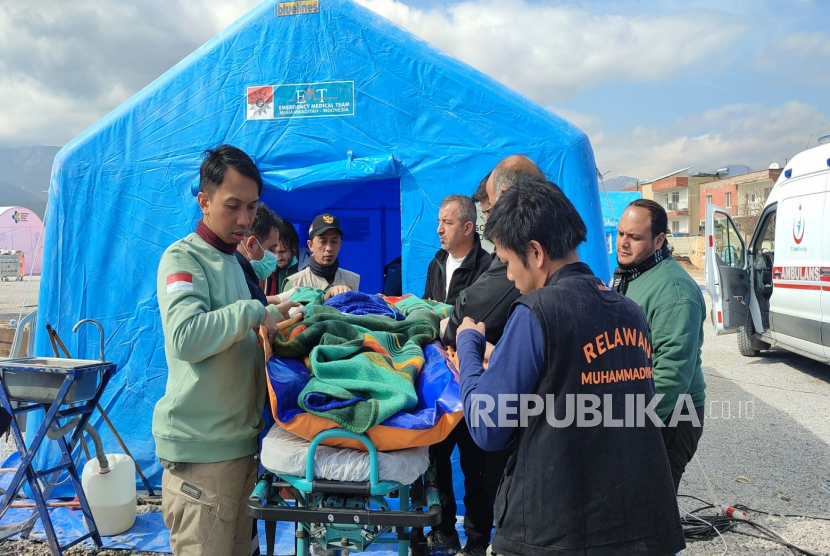 Rumah sakit (RS) lapangan yang dioperasikan oleh Tim Darurat Medis (EMT) Indonesia diserbu lebih dari 325 pasien pada hari Ahad (26/2/2023), tepat sehari sebelum Ina-EMT secara resmi mengakhiri misi medis daruratnya di Kota Hassa, Provinsi Hatay, Turki.