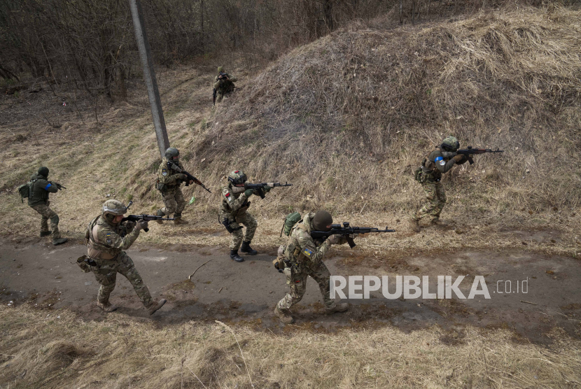  Tentara Ukraina dari Brigade Terpisah ke-103 dari Pertahanan Teritorial Angkatan Bersenjata, menembakkan senjata mereka, selama latihan, di sebuah lokasi yang dirahasiakan, dekat Lviv, Ukraina barat, Selasa, 29 Maret 2022.