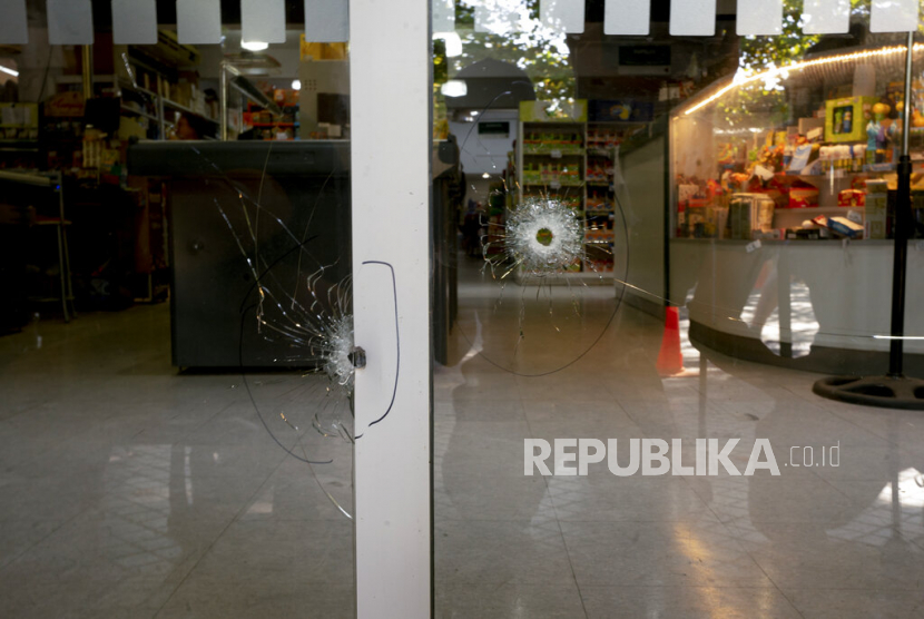 Lubang peluru memecahkan jendela supermarket Unico di Rosario, Argentina, Kamis (2/3/2023). Badan Statistik Argentina mengatakan inflasi tahunan Argentina pada bulan Februari tahun ini melewati 100 persen. 