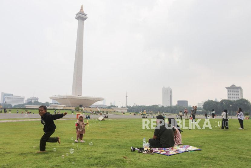 Anak-anak bermain saat berwisata di Monumen Nasional (Monas), Jakarta, Jumat (9/2/2024). Kunjungan wisatawan mancanegara (wisman) Indonesia pada Januari 2024 mencapai 927,75 ribu.