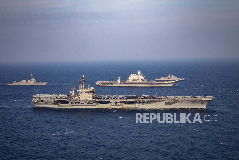  Kapal induk dan kapal perang berpartisipasi dalam fase kedua latihan angkatan laut Malabar, latihan gabungan yang terdiri dari India, AS, Jepang dan Australia, di Laut Arab Utara pada hari Selasa, 17 November 2020. Keempat negara membentuk Dialog Keamanan Segi Empat, atau Quad.