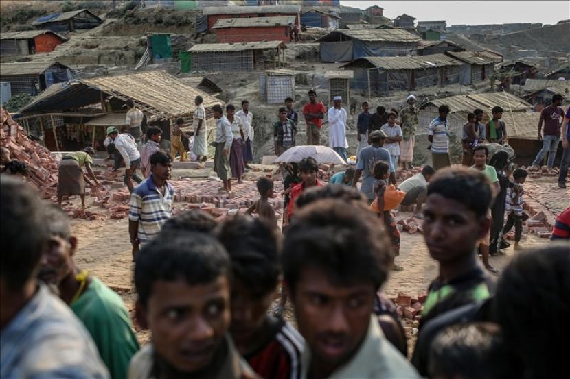 Kamp pengungsi Rohingya di Bangladesh mencatat kasus baru Covid-19 tertinggi dalam sehari dengan 49 infeksi baru, sehingga angka totalnya jadi 992.