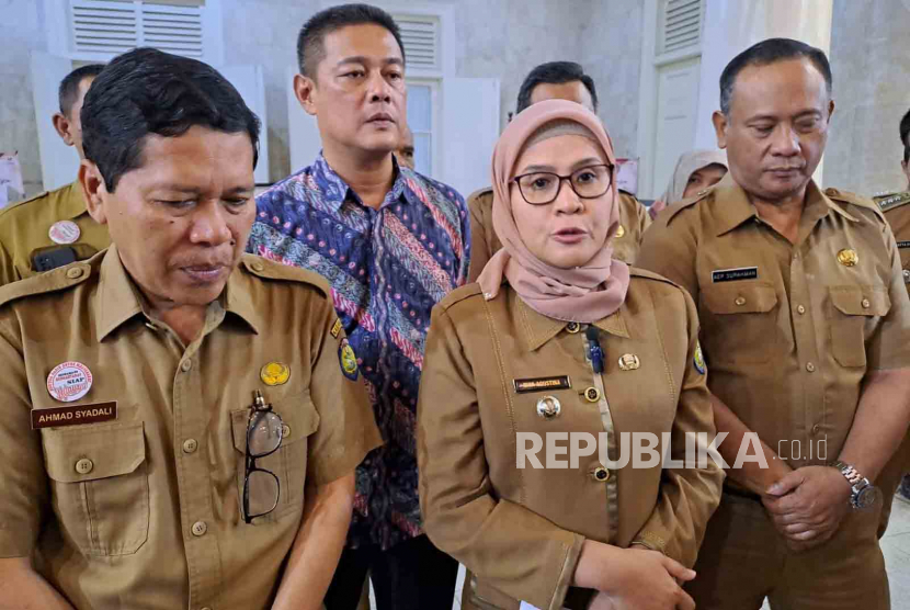 Bupati Indramayu Nina Agustina memberikan keterangan terkait penyegelan aset milik Ma'had Al-Zaytun di Pendopo Indramayu, Kabupaten Indramayu, Jawa Barat, Senin (24/7/2023) malam. 
