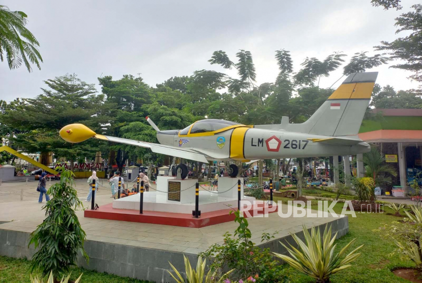 Monumen Pesawat di Taman Kota Tasikmalaya, Jawa Barat.