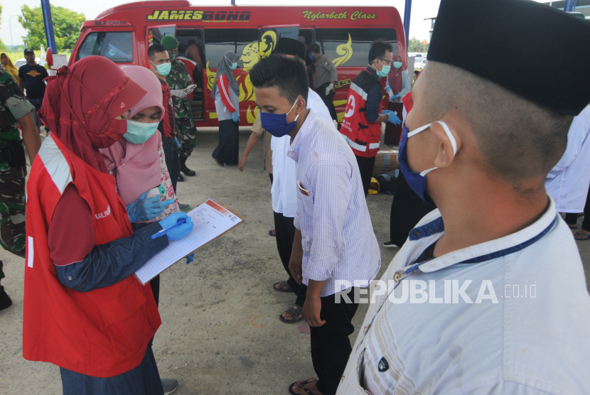 Petugas medis mendata warga saat tiba di Pamekasan, Jawa Timur.  Pasien positif terjangkit COVID-19 yang telah dinyatakan sembuh di Kabupaten Pamekasan, Jawa Timur, Rabu, bertambah satu orang, sehingga total pasien sembuh mencapai 215 orang.