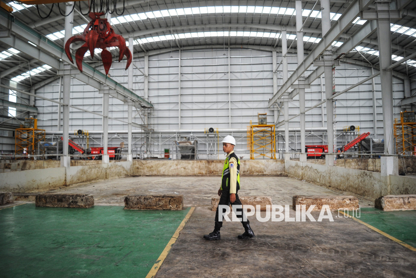 Petugas keamanan melintas di salah satu area di Refuse Derived Fuel (RDF) Plant Rorotan, Jakarta, Selasa (25/3/2025).