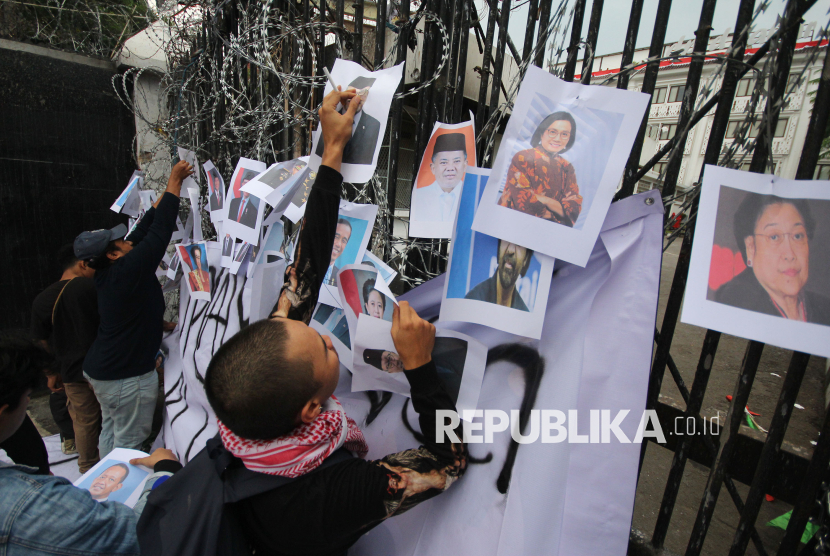 Mahasiswa memasang foto pejabat di gerbang DPRD Jabar saat aksi mahasiswa dari organisasi mahasiswa yang tergabung dalam Cipayung Plus, Senin (1/9/2025). Dalam aksi demo itu mahasiswa menuntut reformasi Polri, sahkan UU perampasan aset, pembenahan sistem pendidikan, hingga pencopotan Kapolri sebagai bentuk pertanggungjawaban atas kasus pelanggaran HAM.