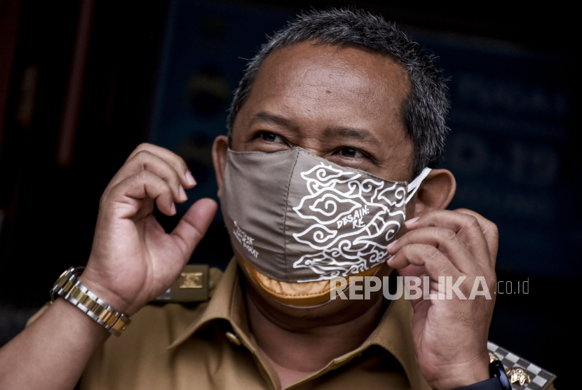 Wakil Wali Kota Bandung Yana Mulyana mengenakan masker
